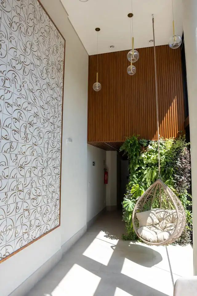 Casa Passarim - Hall decorado com azulejaria personalizada e jardim natural