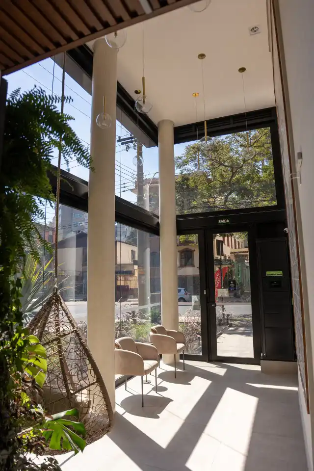 Casa Passarim - Hall decorado e pé direito duplo
