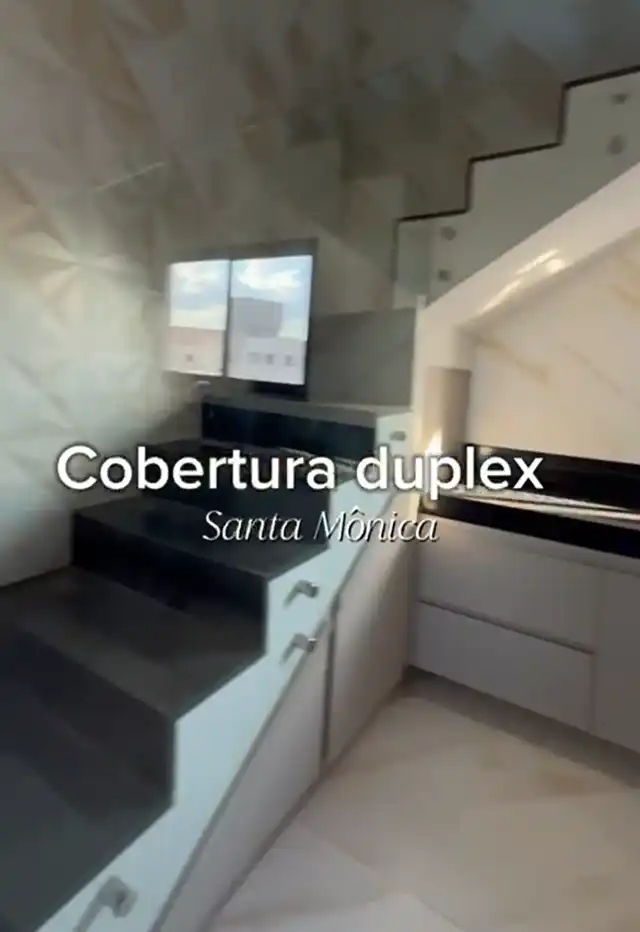 Priscilla Sampaio - Escada com guarda corpo