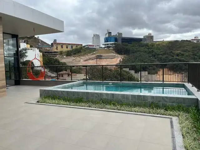 Monte Vizcaya - piscina com vista para area verde