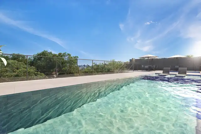 Novolar Horizon - Piscina adulto com deck e guarda-sóis