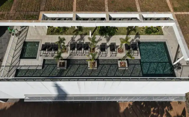 History - Piscina externa com deck molhado