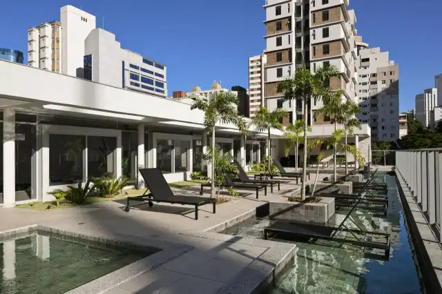 History - Piscina externa com deck molhado